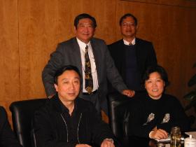 Hamada锅炉的滨田和宏先生（第二排左边）与杭州锦江集团（第一排左边）正在讨论在中国各个省扩展建造城市垃圾电厂